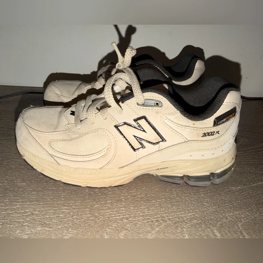 New Balance 2002R sneakers - Picture 2 of 7